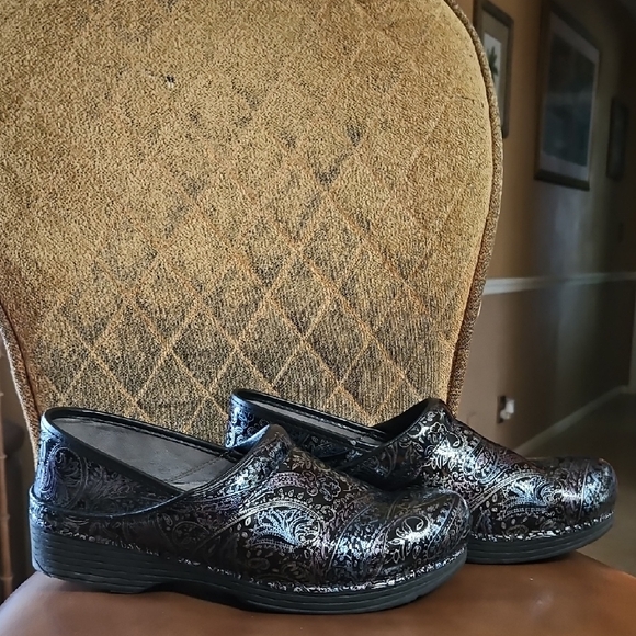 Dansko LT Pro Metallic Paisley Floral Patent Leather Slip On Nursing Clogs Shoes - Picture 1 of 7